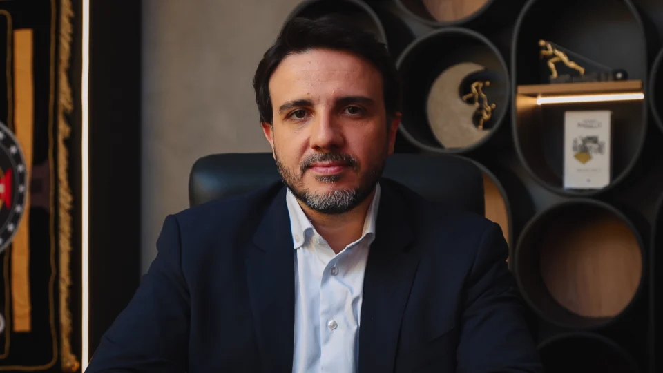 Renan Santos propõe ajuste fiscal de R$ 1 trilhão e reformulação do Bolsa Família em plano de governo