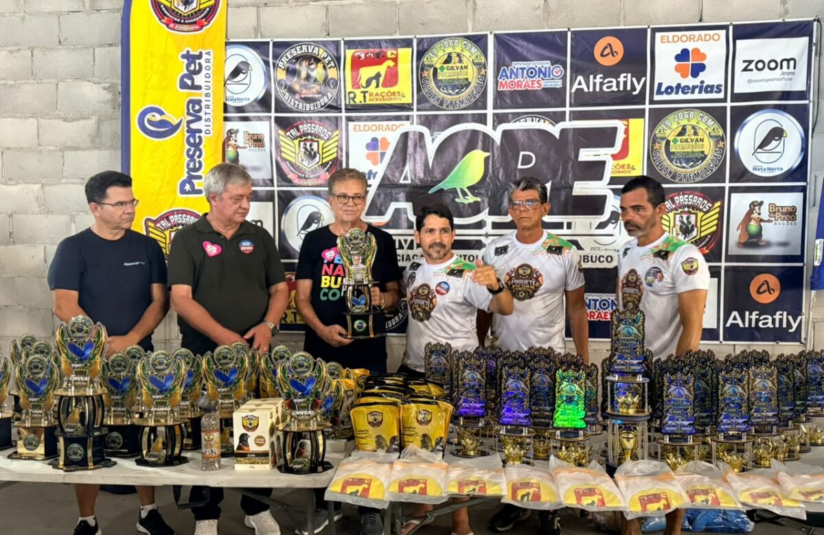 Antônio Moraes é homenageado por criadores de pássaros durante campeonato no Recife