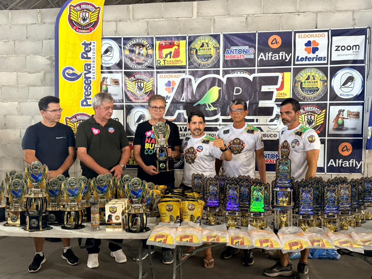 Antônio Moraes é homenageado por criadores de pássaros durante campeonato no Recife