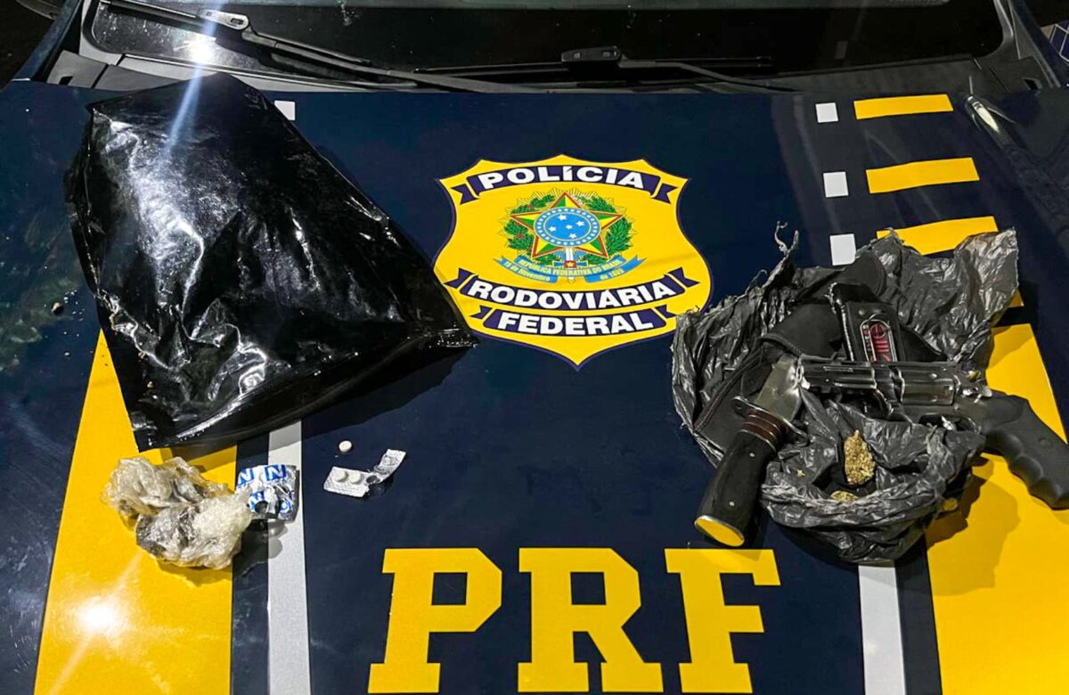 Após fuga, PRF detém motorista com revólver, maconha e rebites em Floresta