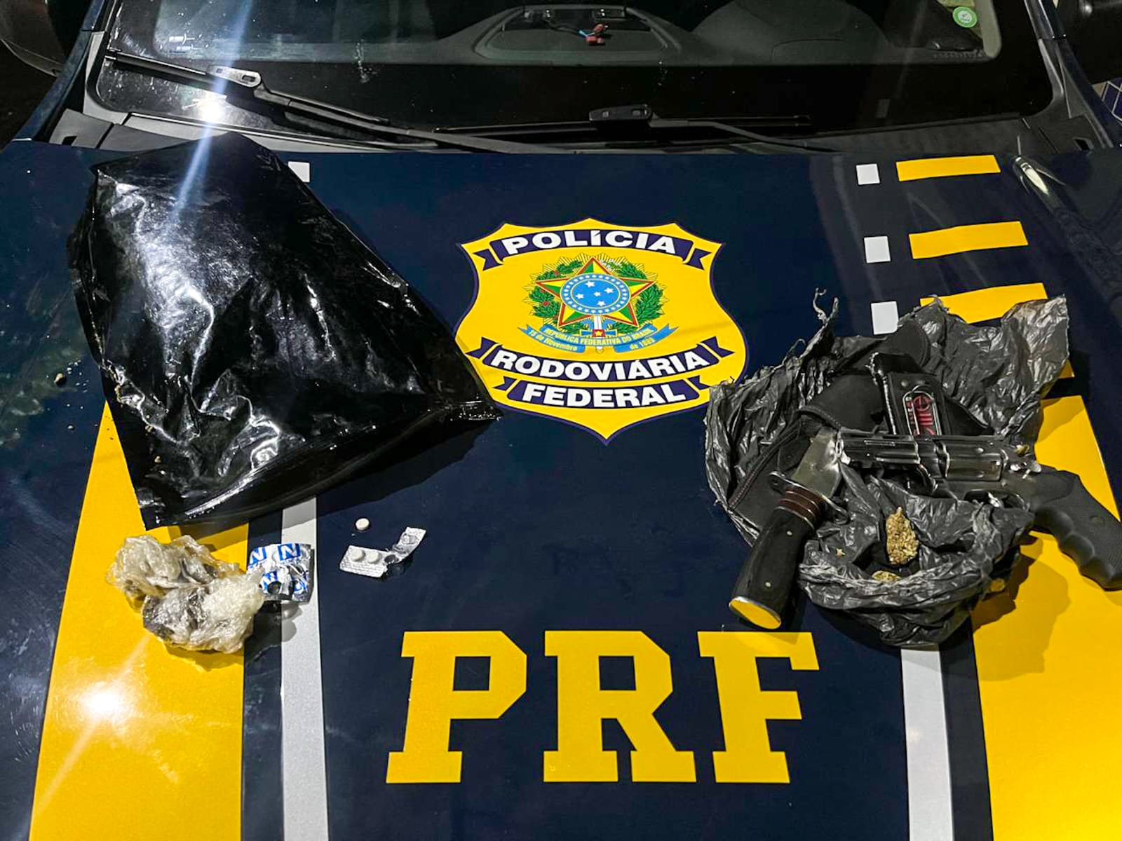 Após fuga, PRF detém motorista com revólver, maconha e rebites em Floresta