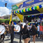 Desfile cívico reúne estudantes e público sob calor intenso em Goiana