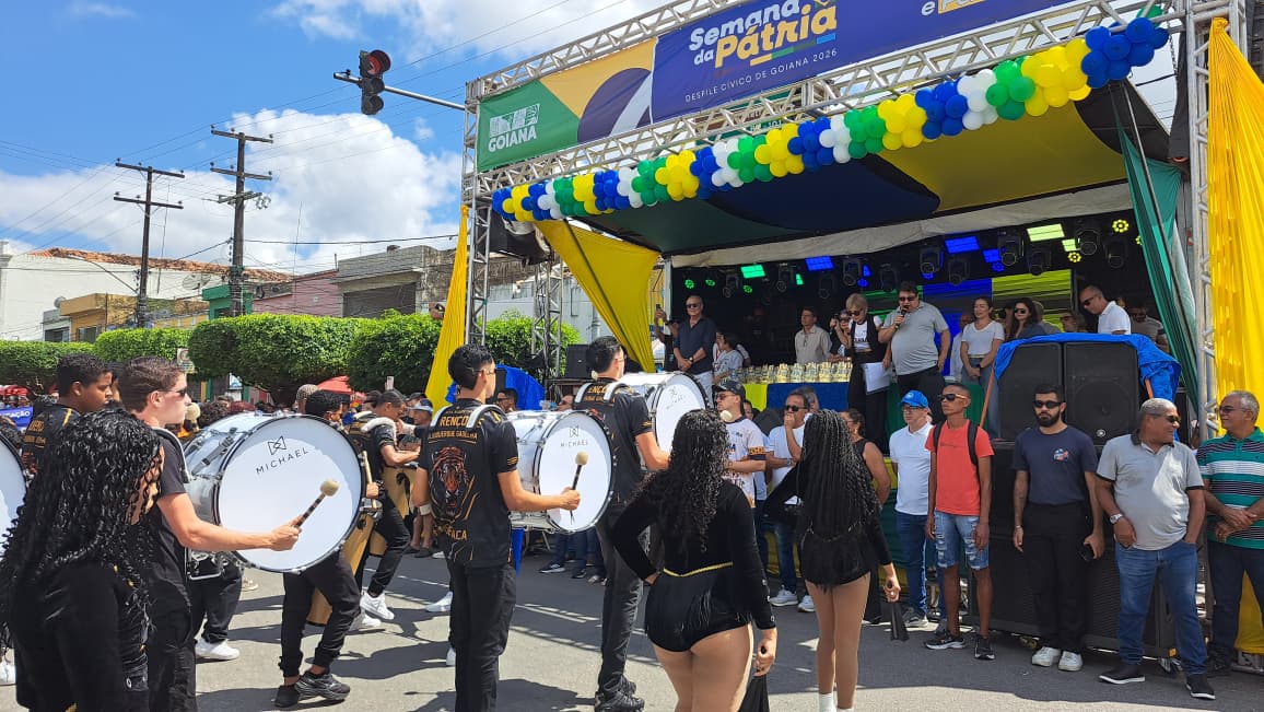 Desfile cívico reúne estudantes e público sob calor intenso em Goiana
