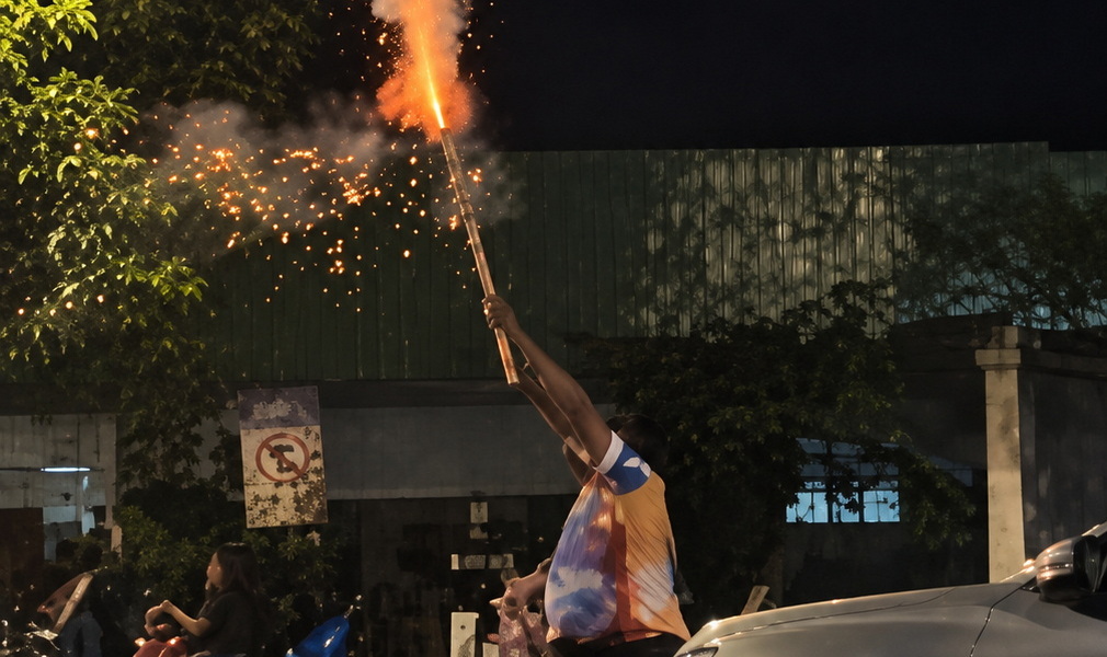 Fogos de artifício em frente a hospital municipal de Alhandra geram críticas e levantam debate sobre respeito a pacientes em evento político