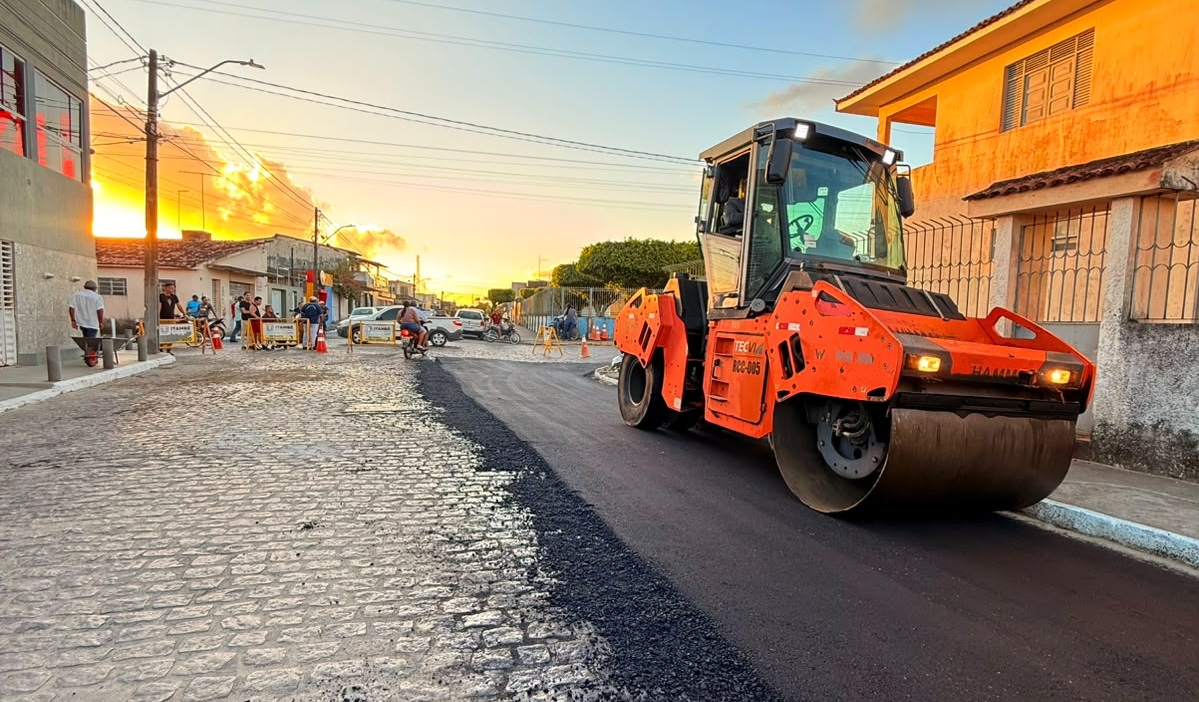 Itambé inicia pavimentação asfáltica de ruas da sede e prevê expansão para outras áreas do município