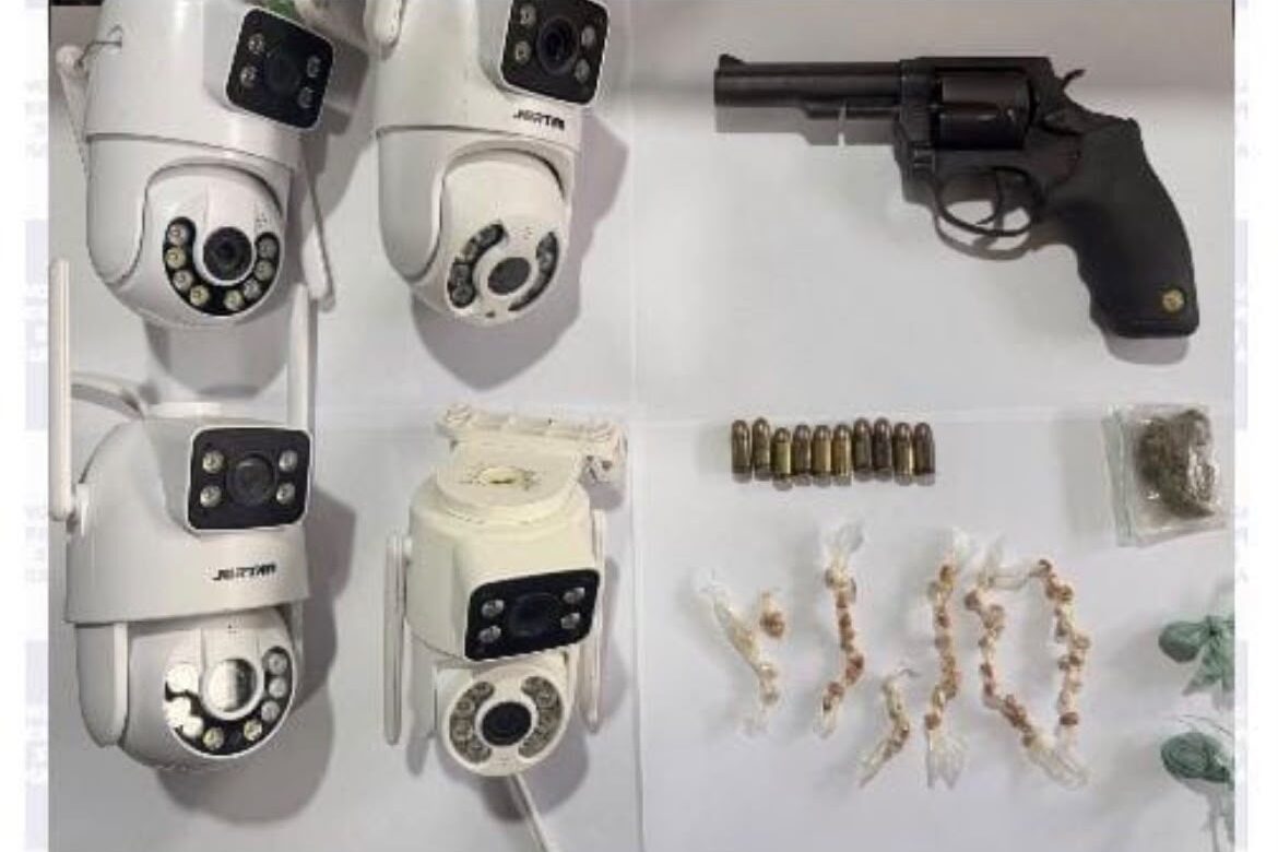 PM apreende arma, munições e drogas em  Goiana