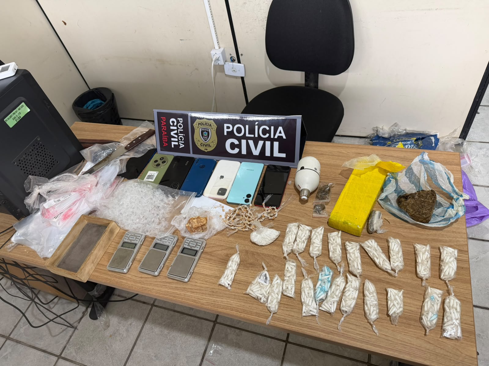 Polícia Civil desarticula ponto de fracionamento e apreende drogas em Alagoa Grande
