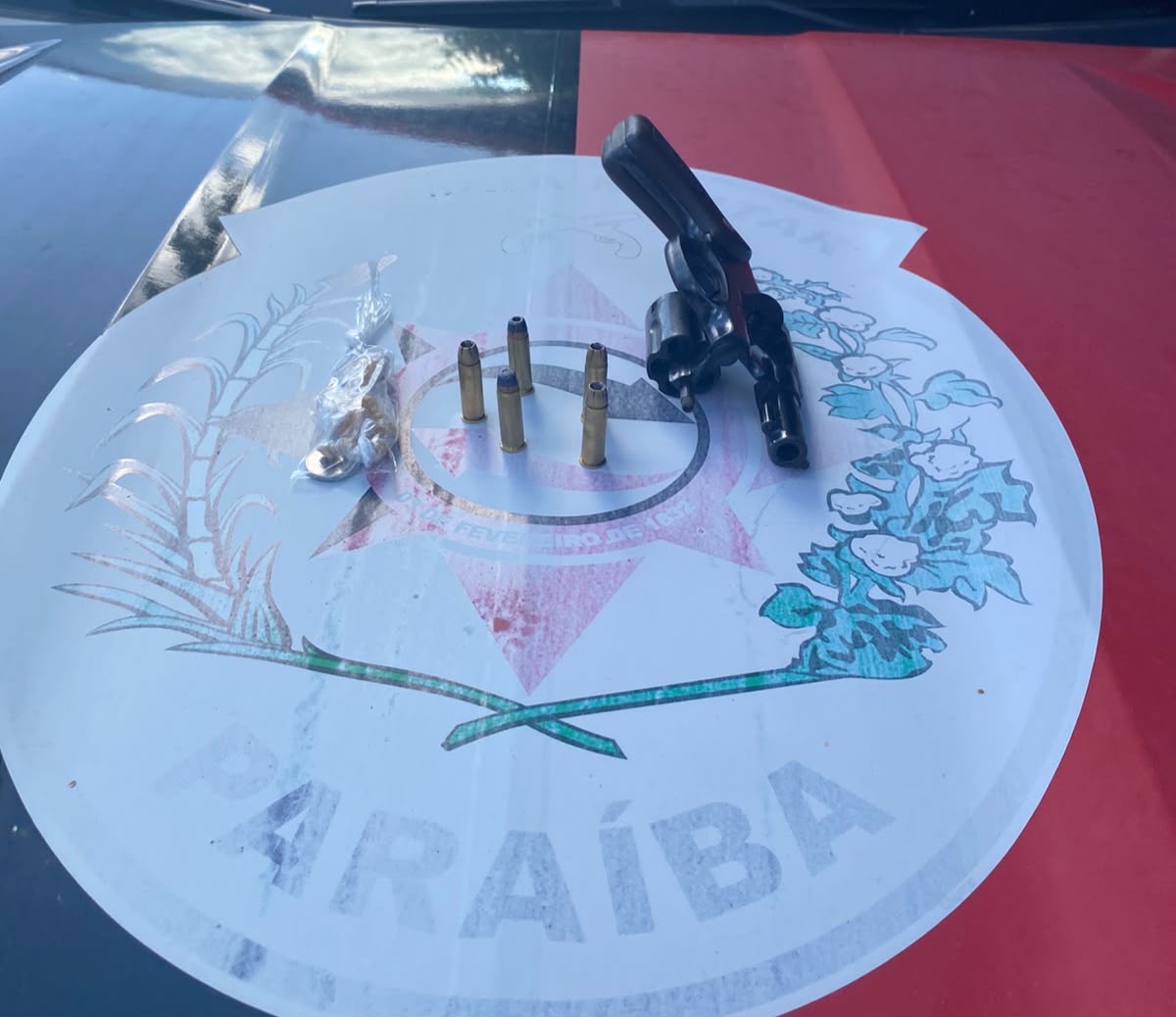 Polícia Militar apreende arma e drogas após ação preventiva em Pedras de Fogo