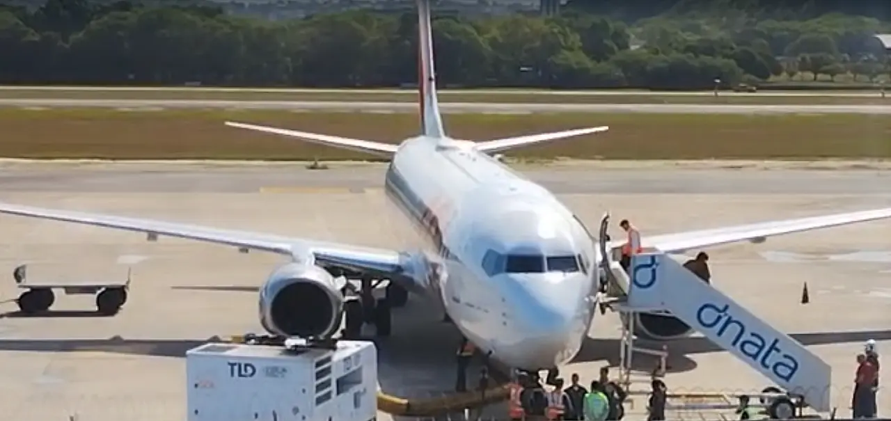 Avião da Gol retorna ao Recife após colisão com pássaro; passageiros relatam labaredas e tensão a bordo
