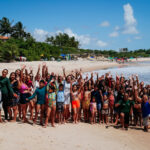 Crianças e adolescentes do Serviço de Convivência de Alhandra participam de manhã especial de lazer na Praia de Tabatinga