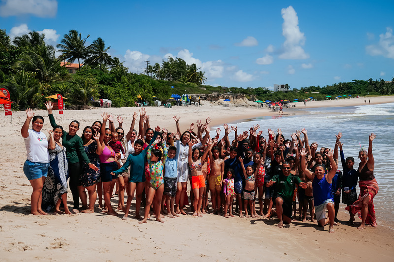 Crianças e adolescentes do Serviço de Convivência de Alhandra participam de manhã especial de lazer na Praia de Tabatinga