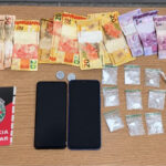 Dupla é presa com drogas, dinheiro e moto em casa abandonada no bairro Cruzeiro, em Campina Grande