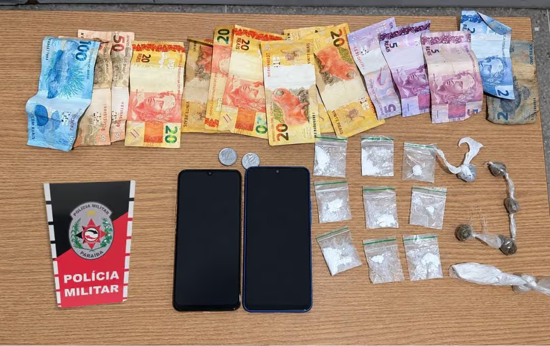 Dupla é presa com drogas, dinheiro e moto em casa abandonada no bairro Cruzeiro, em Campina Grande