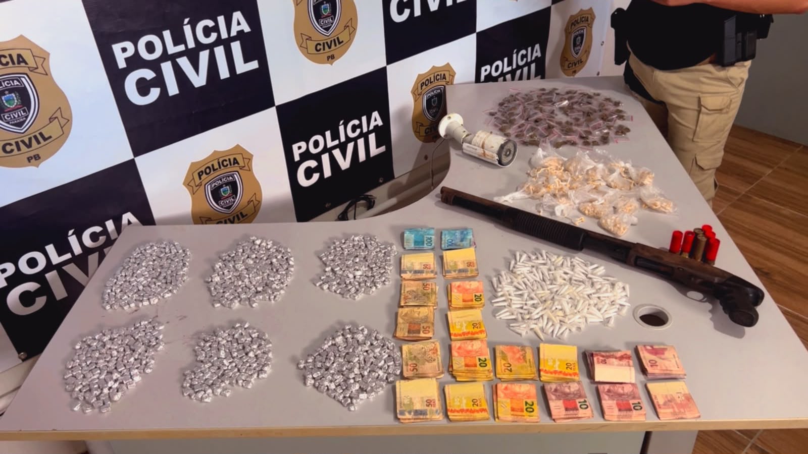 EM ALHANDRA: Polícia Civil apreende drogas, arma e dinheiro durante operação e apreende adolescente