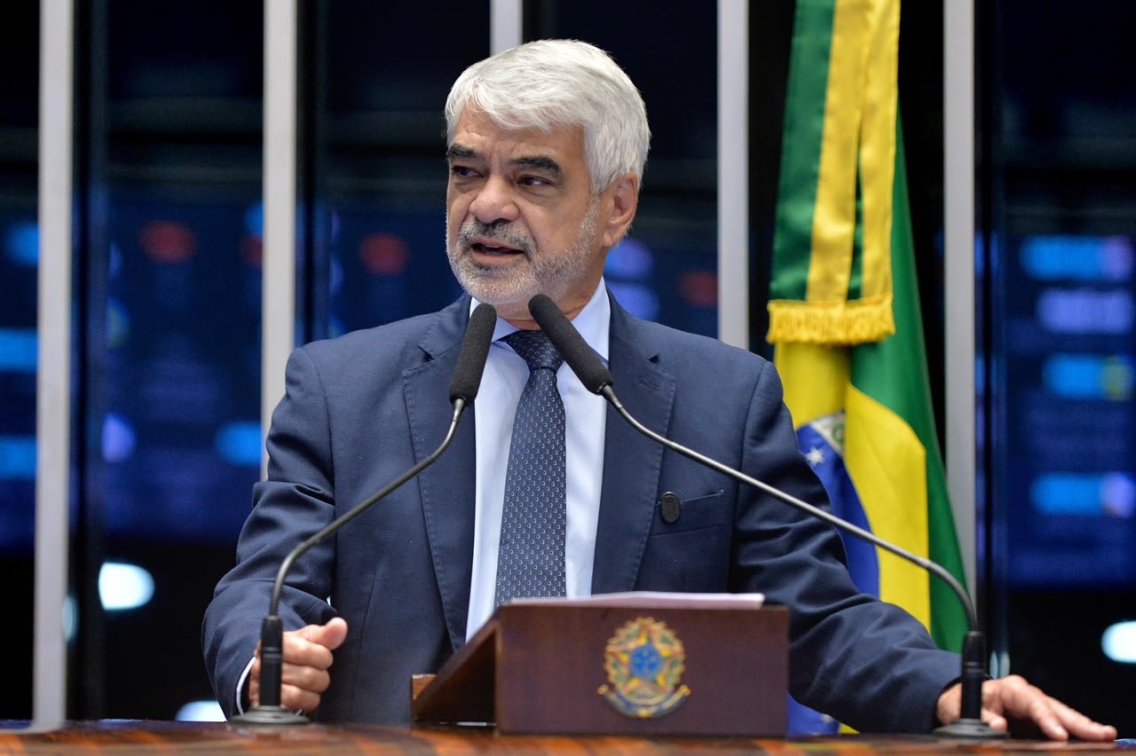 Em primeiro discurso após reeleição, Humberto convoca mobilização nacional para vitória de Lula no segundo turno