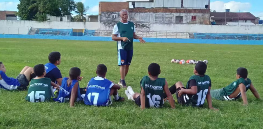 Ex-árbitro da Federação Paulista de Futebol larga carreira em SP e cria ONG para crianças em Itambé, PE