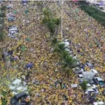 Flávio Bolsonaro encerra campanha com motocarreata e ato no Rio de Janeiro