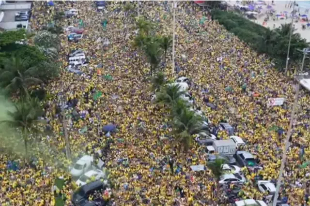 Flávio Bolsonaro encerra campanha com motocarreata e ato no Rio de Janeiro