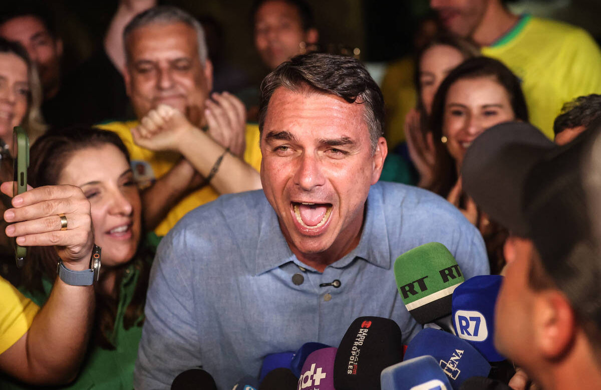 Flávio Bolsonaro vence o 1º turno e supera marca do pai; Lula domina no Nordeste, mas não segura a liderança nacional