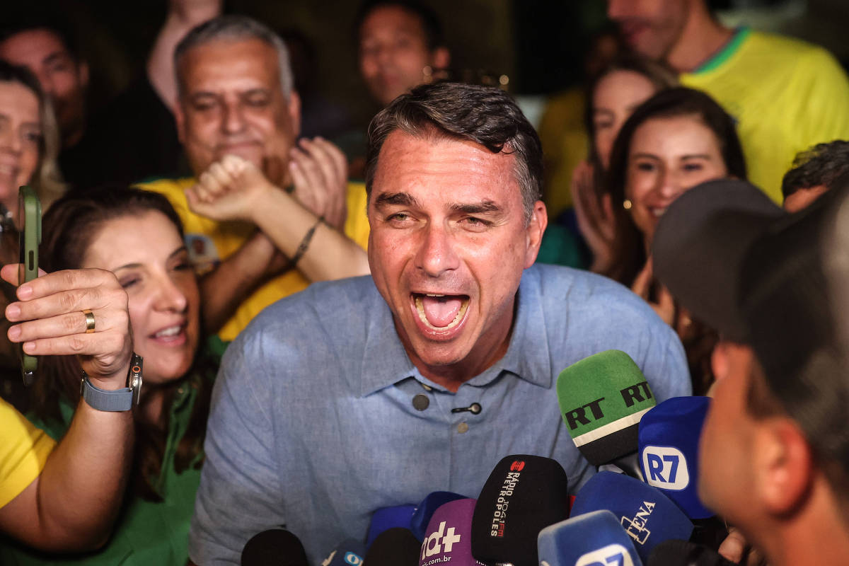 Flávio Bolsonaro vence o 1º turno e supera marca do pai; Lula domina no Nordeste, mas não segura a liderança nacional