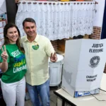 Flávio Bolsonaro vota no Rio e pede "voto de confiança" no primeiro turno para encerrar "era do atraso"