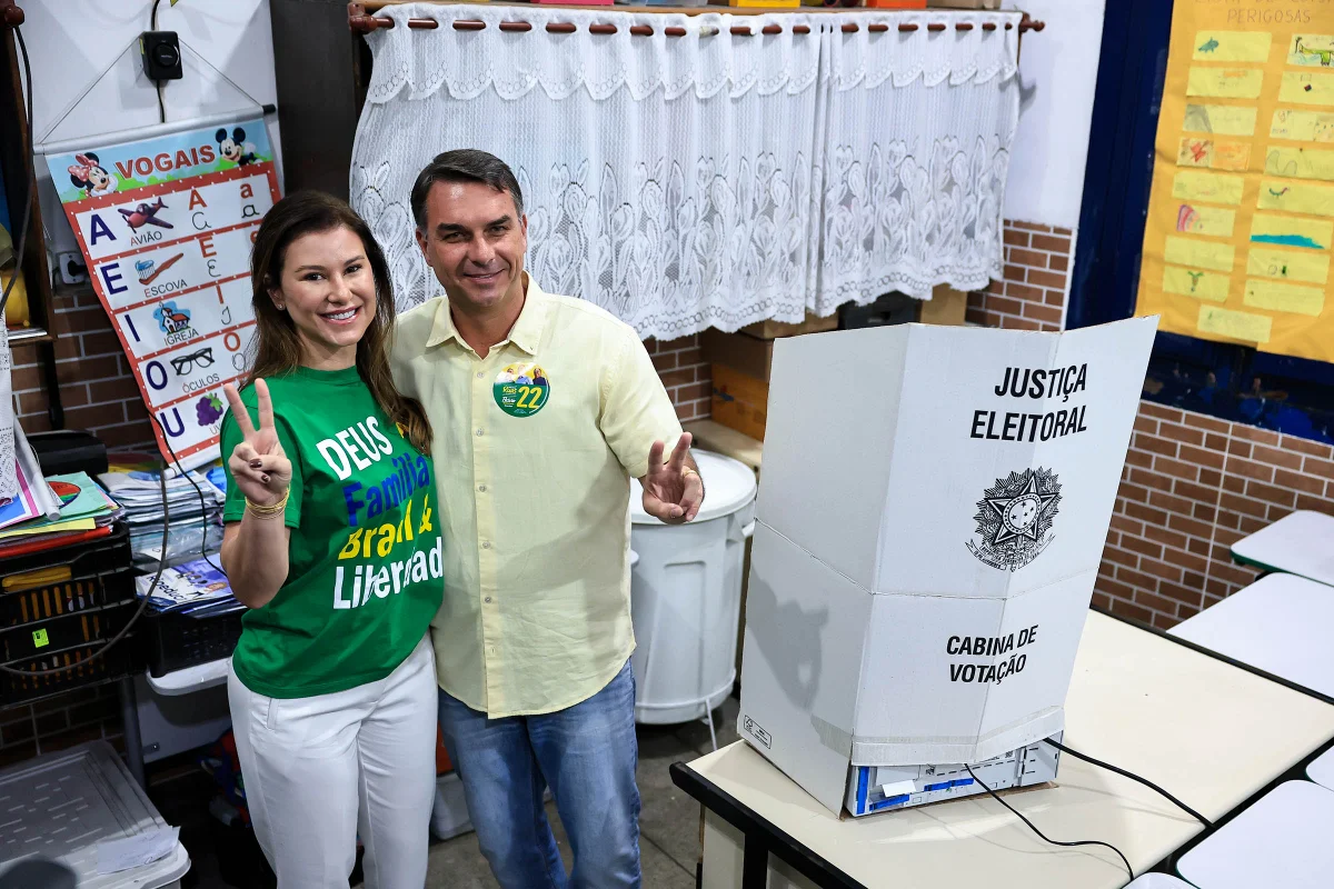 Flávio Bolsonaro vota no Rio e pede “voto de confiança” no primeiro turno para encerrar “era do atraso”