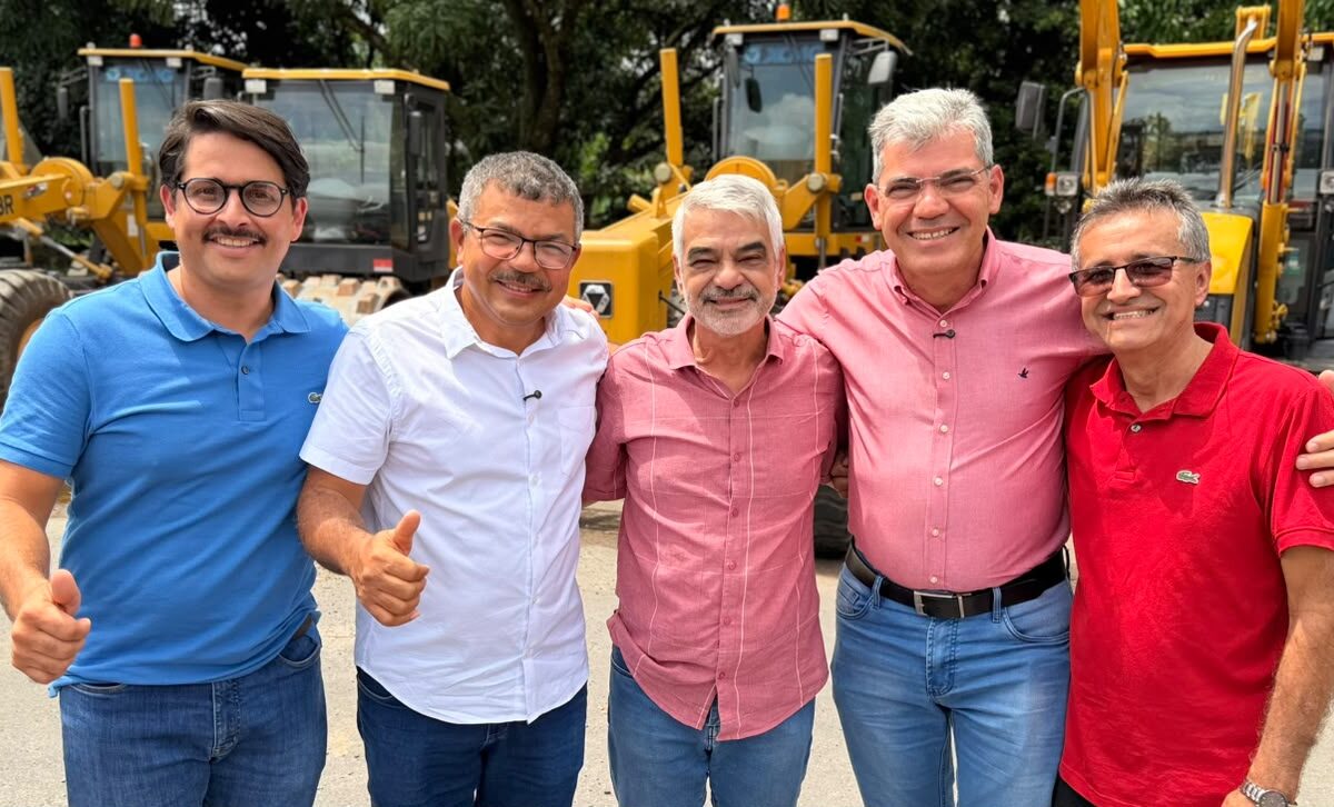 Humberto Costa entrega R$ 4,3 milhões em máquinas e caminhões para 12 municípios de Pernambuco