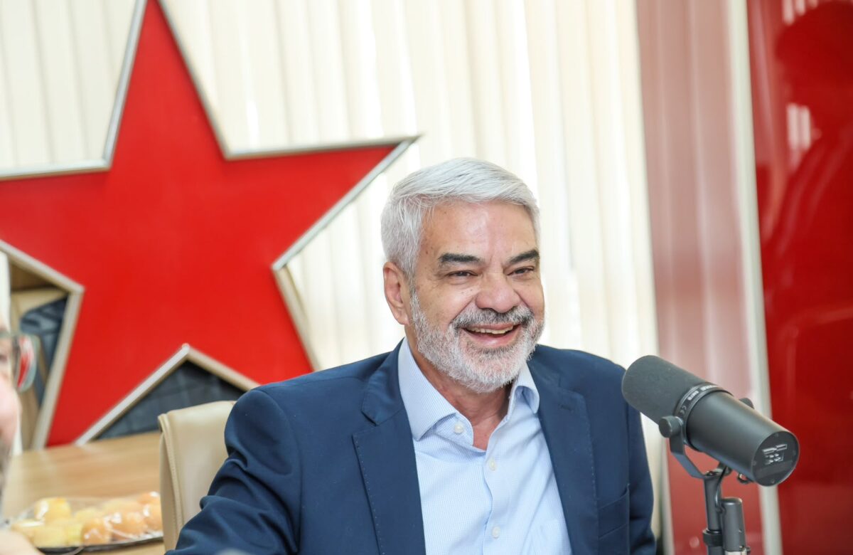 Humberto Costa vota às 10h13 deste domingo (25), em Boa Viagem, no Recife