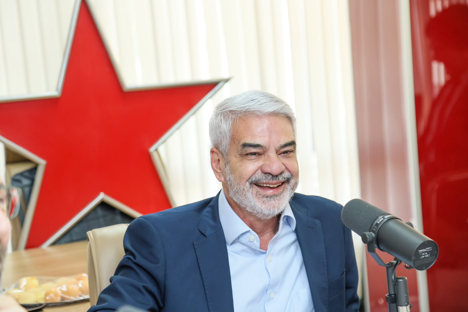 Humberto Costa vota às 10h13 deste domingo (25), em Boa Viagem, no Recife