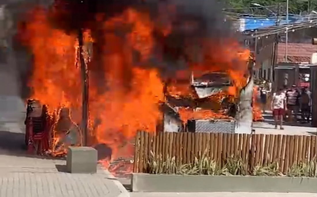 Incêndio atinge dois trailers no Food Park de Ponta de Pedras, em Goiana