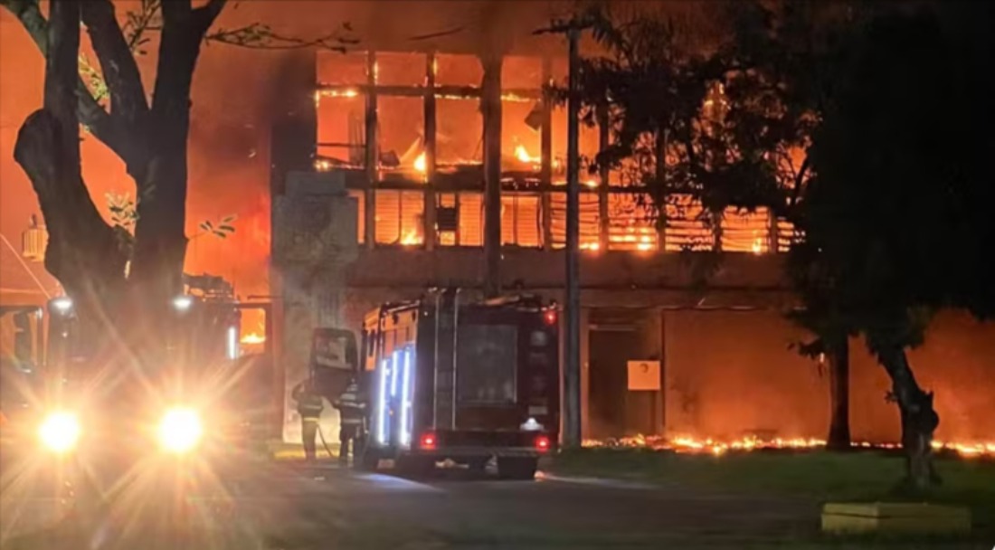 Incêndio de grandes proporções atinge prédio de laboratórios da UFPE; é o terceiro caso em uma semana