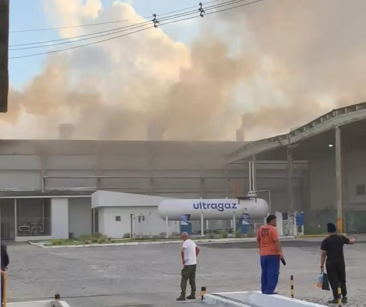 Incêndio de grandes proporções destrói fábrica de pães no Distrito Industrial em João Pessoa