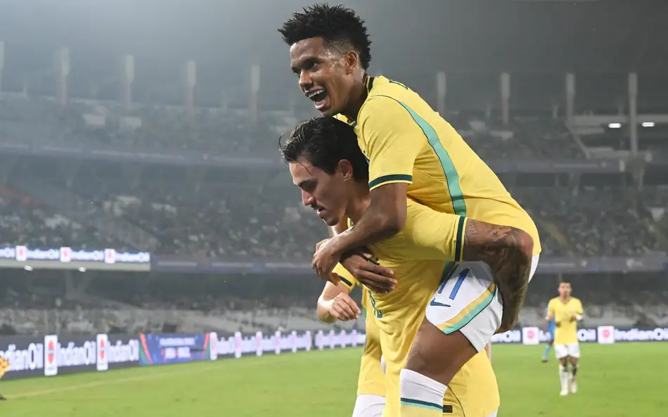 Brasil goleia a Índia por 4 a 0 em amistoso na Ásia; Samuel Lino brilha com dois gols