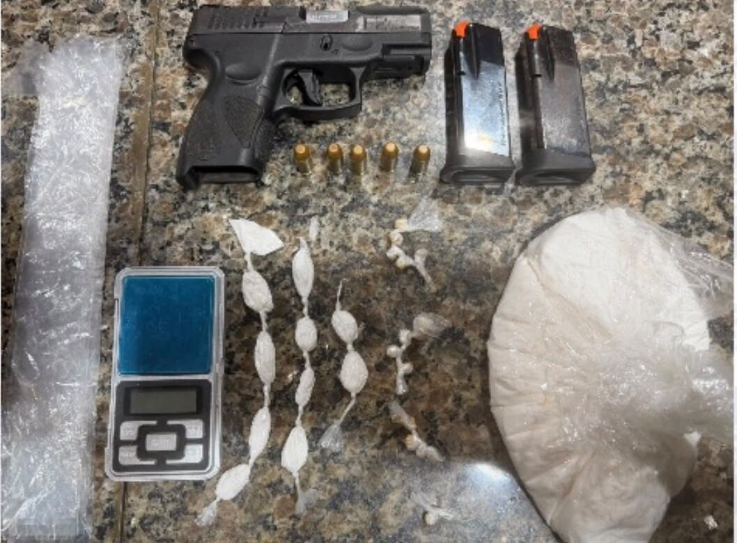 PM apreende arma de fogo, munições e drogas em Goiana