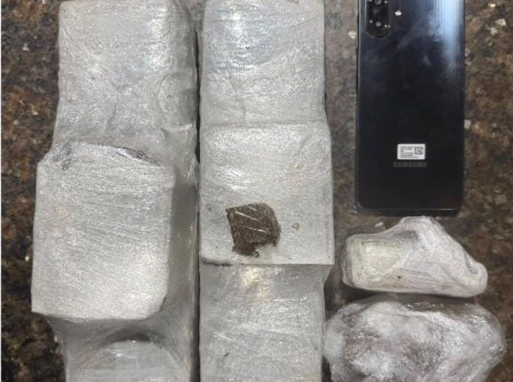 PM apreende mais de 2,2 kg de maconha com mulher que transportava drogas para Goiana