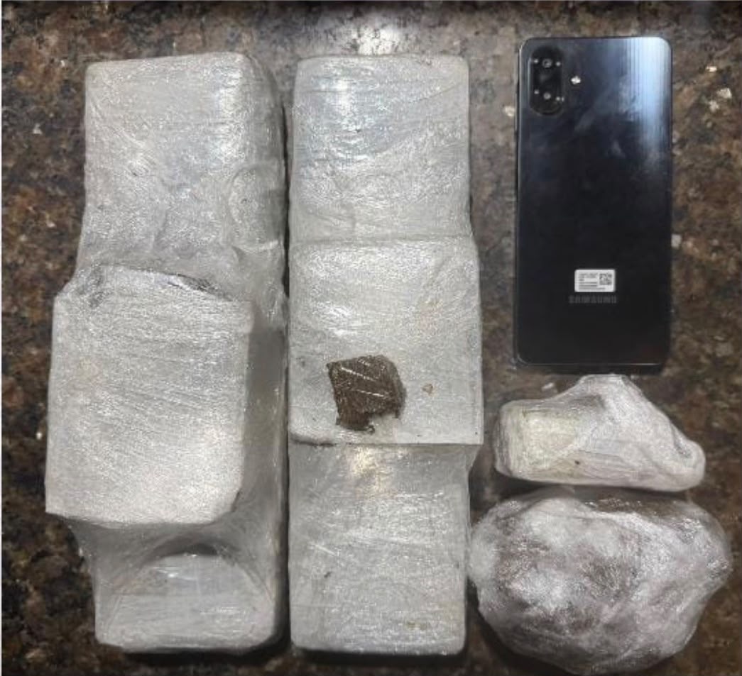 PM apreende mais de 2,2 kg de maconha com mulher que transportava drogas para Goiana