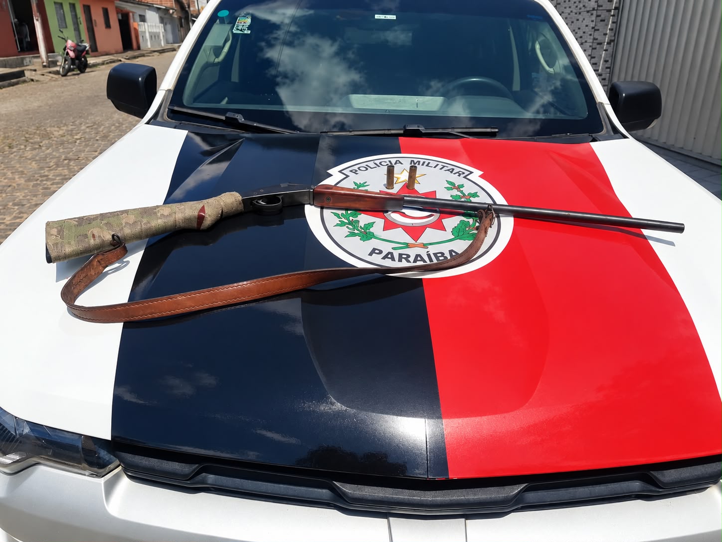 Polícia Militar prende suspeito e apreende espingarda calibre .28 na zona rural de Pedras de Fogo