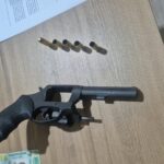 Policial civil é alvo de tentativa de roubo com tiros na PB-030; um suspeito é preso e arma é apreendida