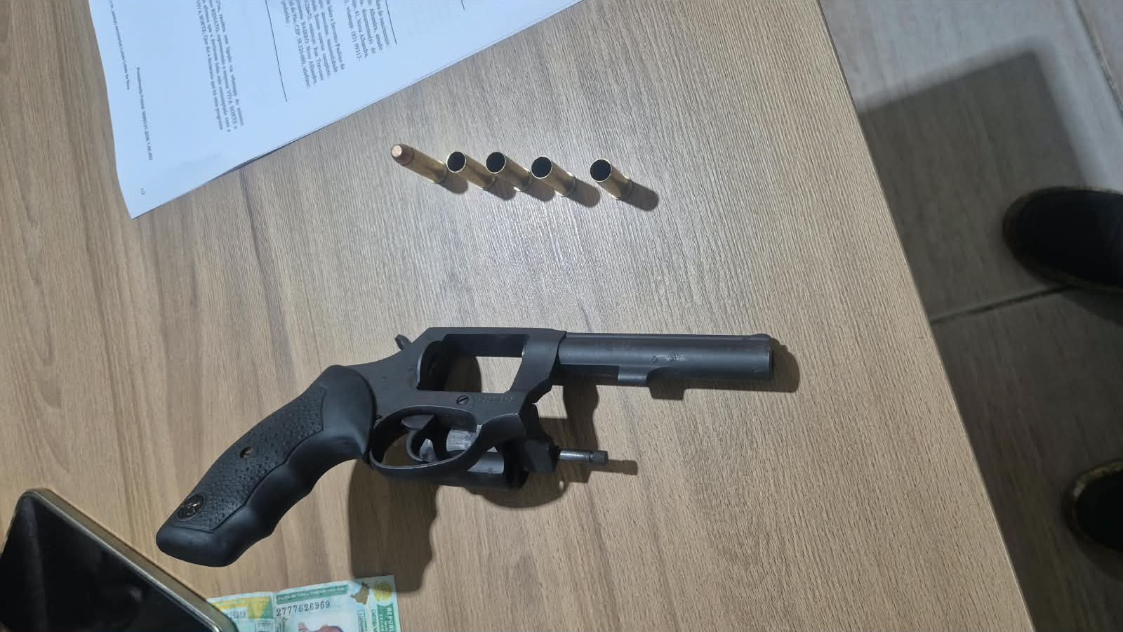 Policial civil é alvo de tentativa de roubo com tiros na PB-030; um suspeito é preso e arma é apreendida