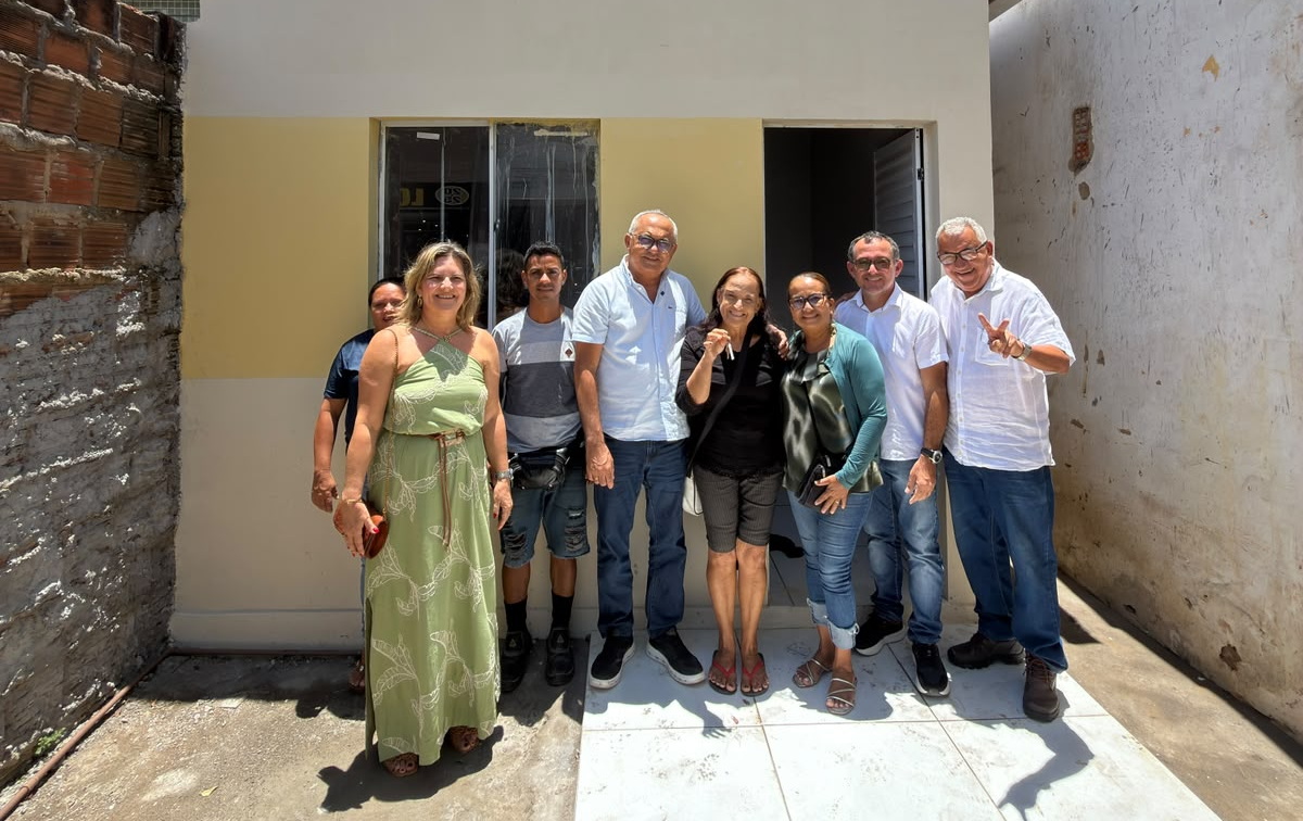 Prefeitura de Pedras de Fogo realiza entrega de 8 casas para famílias do município