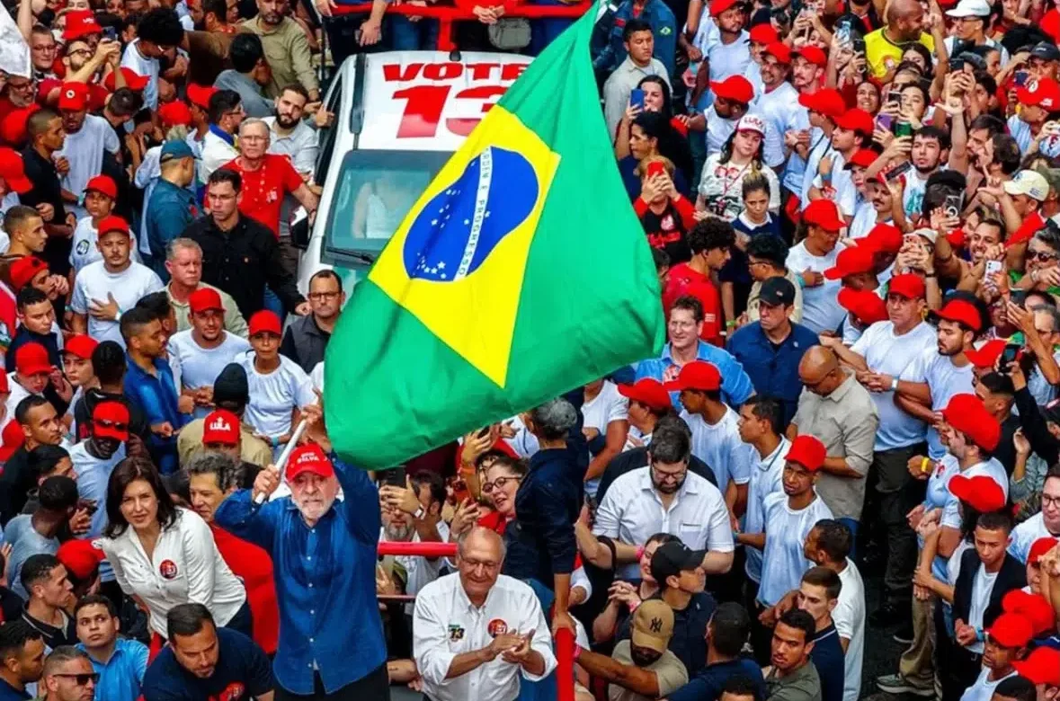 Presidente Lula termina a campanha em ato com quebra de protocolo em São Paulo