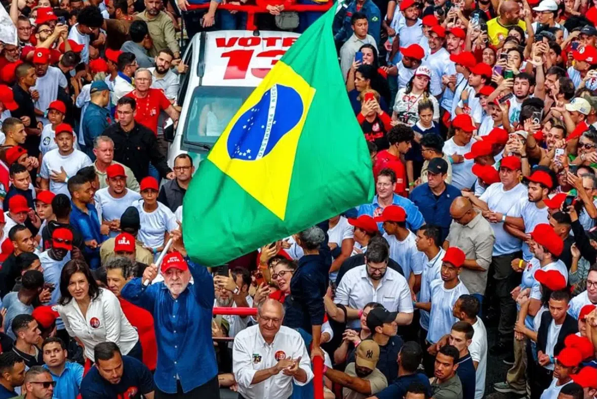 Presidente Lula termina a campanha em ato com quebra de protocolo em São Paulo